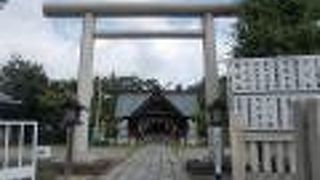 東武スカイツリーラインの西新井駅から北東に15分強の場所にあります。