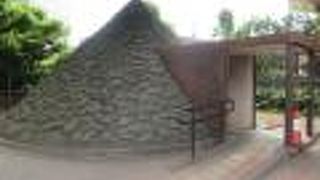 三田台公園内に竪穴式住居が復元されています