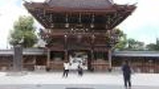 東武大師線大師前駅から北にすぐです。