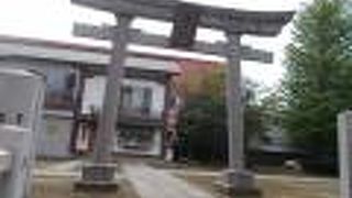 東武大師線大師前駅から西に5分程度です。