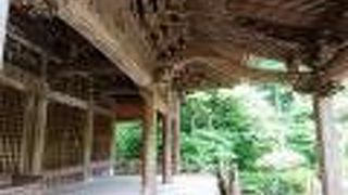 自然に囲まれた大きな静かなお寺