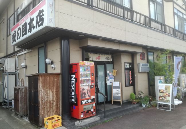 ボリュームたっぷりの海鮮丼で満足