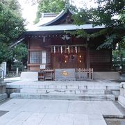 商店街の中にある神社