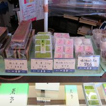 「姫小袖」など、店内には数多くのお菓子があります