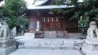 商店街の中にある神社