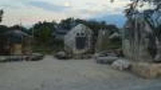 川の土手の上。伸びやかな景色。