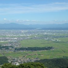 山頂からは越後平野を望める