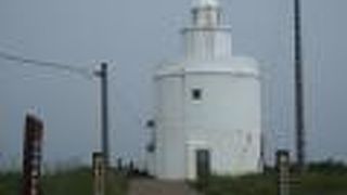 白い低めの灯台