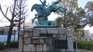 【世界連邦平和像】誰が何のためにここに？と思わざるを得ません