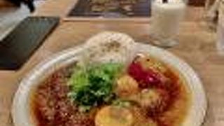 女性スタッフの接客応対に問題あり。カレーは美味しい。