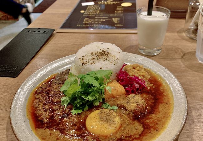 女性スタッフの接客応対に問題あり。カレーは美味しい。