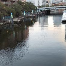都会的な雰囲気に安らぎを与える水辺空間です