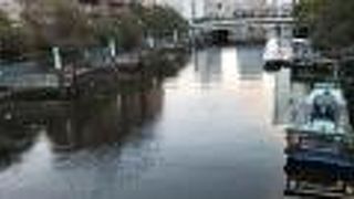 スカイツリーの脚元を流れます