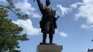 松江城大手前広場にそびえている！