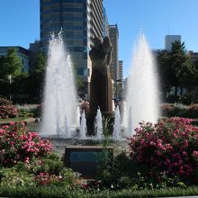 花に囲まれて、優しい雰囲気です