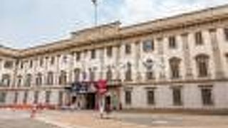 この建物は王宮で、高さこそ遠く及びませんが、ドゥオーモ並みに大きな歴史的建造物す。