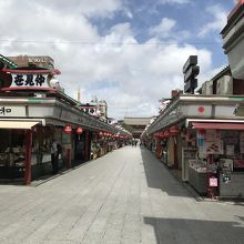 がらーんとした仲見世