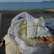 レタスがあふれこぼれている。