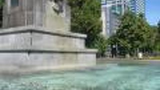 夏は噴水が湧き出て涼しげ