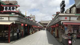 人通りがまばらすぎる