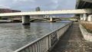 川沿いの散策路