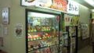 函館駅西口からすぐ、どんぶり横丁内にある「味鮮まえかわ」では、函館朝市の新鮮な海の幸のどんぶりが食べられます。