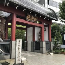 エントランスの山門