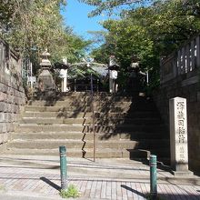 石段を上った奥に本堂があります。