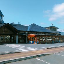 国道284号線沿いにあります