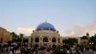 美しい夕方の空とキャラバンカルーセル