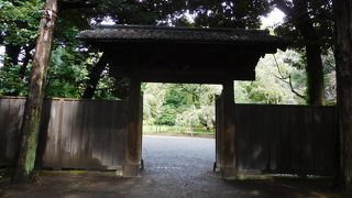 しだれ桜の手前にある門