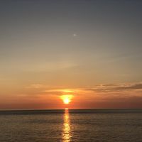 美しく幻想的な日本海に沈む夕陽を堪能できます．