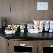 カップ麺や味噌汁とジュースやビール、ワインは缶やペットボトル