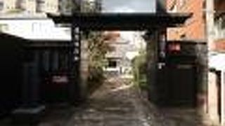 珍しいデザインの山門