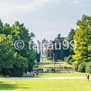 少し離れた所から撮影したほうがセンピオーネ公園と平和の門が調和したイイ写真が撮れます。　