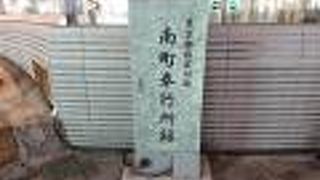 有楽町駅前のマルイ前の広場にあります