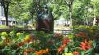 木陰に佇む動物たちの像