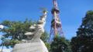 昼下がりの日差しを受けて白く輝く