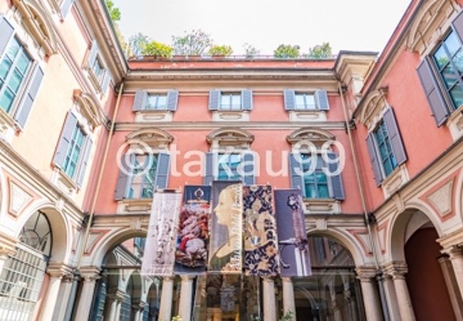 明るい丹色のエクステリアの歴史的建造物建造物です。