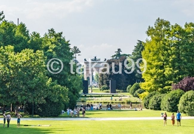 少し離れた所から撮影したほうがセンピオーネ公園と平和の門が調和したイイ写真が撮れます。　