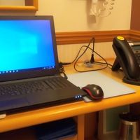 テーブルはやや狭いですがノートＰＣが置けました。