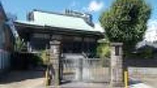 地下鉄三田線白山駅から南西のエリアにあります。