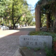 西側の入り口です。