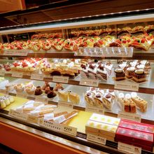 店頭のオムパフェ他ケーキ類