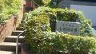 地下鉄東京メトロ江戸川橋駅から北東に10分程度の場所にあります。