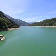 黒部湖の水は冷たそうな緑色