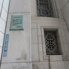 五代友厚像の近くにあります