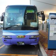 海岸沿いの生活路線を走る空港バス