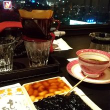 ホテルでお団子を食べる