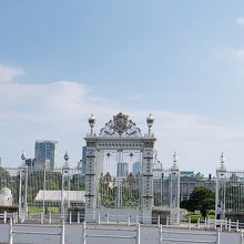 四ツ谷駅から歩くと見えて来ます。入り口は右手。